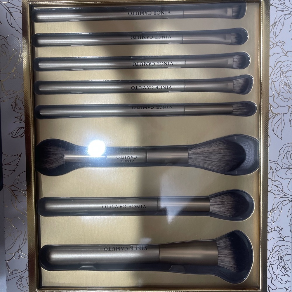 Vince Camuto Makeup Brush Set
